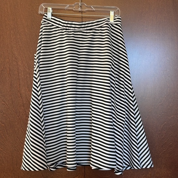 Black and White Striped Skirt - Picture 2 of 7